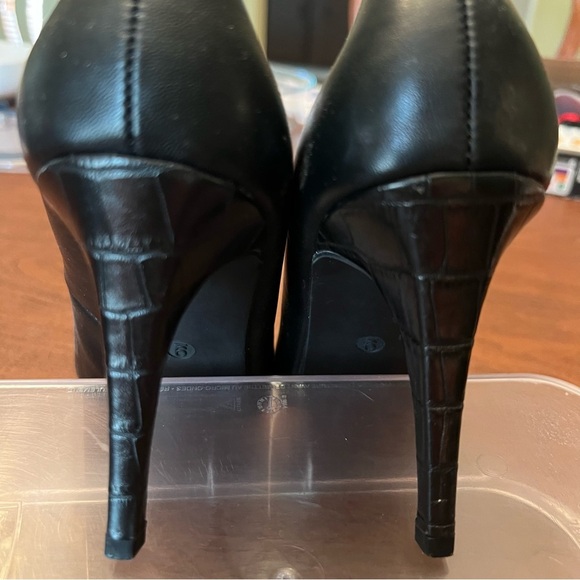Ann Taylor Black Pointed-Toe Heels – Croc-Embossed Detail, Size 9 - Picture 6 of 7